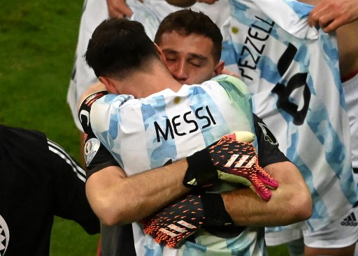 Lionel Messi dan Emiliano Martinez (EVARISTO SA / AFP)