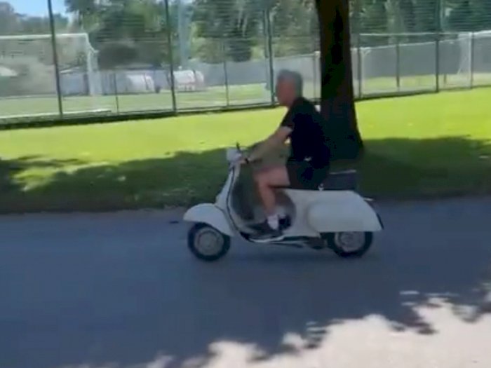 Asiknya Mourinho Naik Vespa Klasik