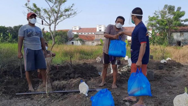 Sahabat Lestari Beri Bantuan Pada Penggali Kubur Covid 19 Di Tegal