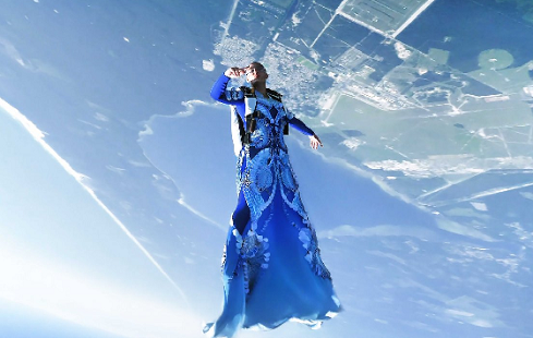 Iris Van Herpen berkolaborasi dengan skydiver juara dunia wanita, Domitille Kiger membawa koleksi bertema 'Earthise' hingga ke atas langit. (Foto: Dok. Instagram/@irishvanherpen)
