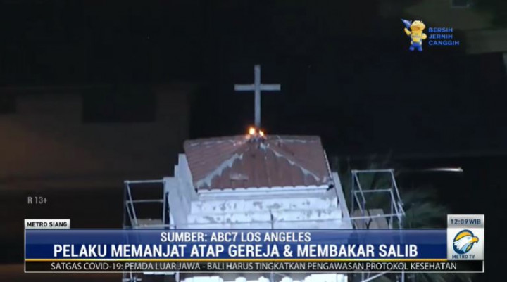 Pria Bertelanjang Dada Nekat Bakar Salib di Atap Gereja