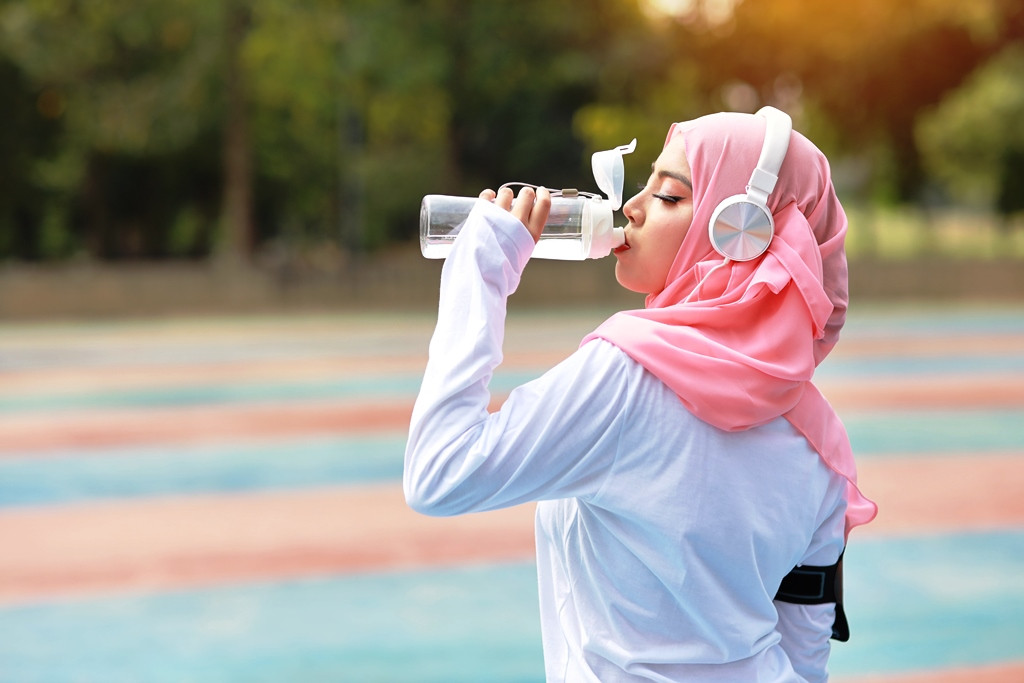 Minum air putih dan olahraga merupakan cara menjaga imunitas tubuh. (Foto: Ilustrasi Freepik)
