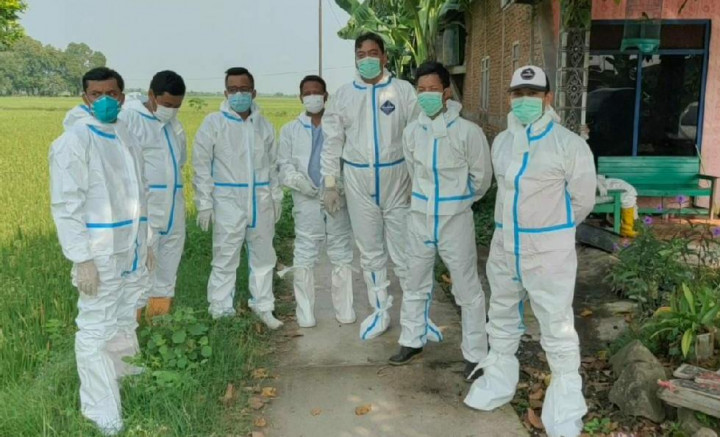 Petugas Pemakaman di Demak Mengheningkan Cipta untuk Korban Covid-19