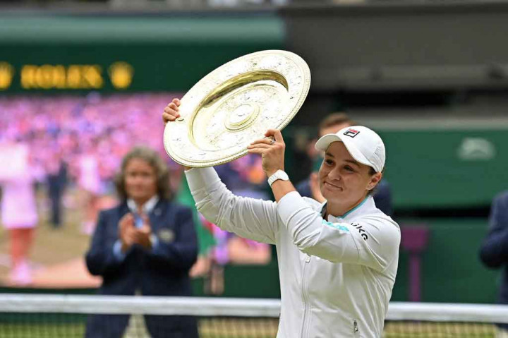 Ashleigh Barty Angkat Trofi Wimbledon 2021
