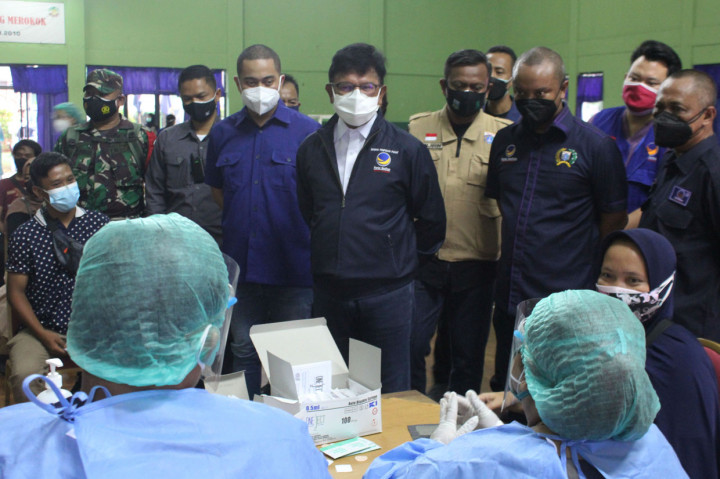 Menkominfo Tinjau Vaksinasi Massal di Sentra Vaksinasi NasDem Peduli