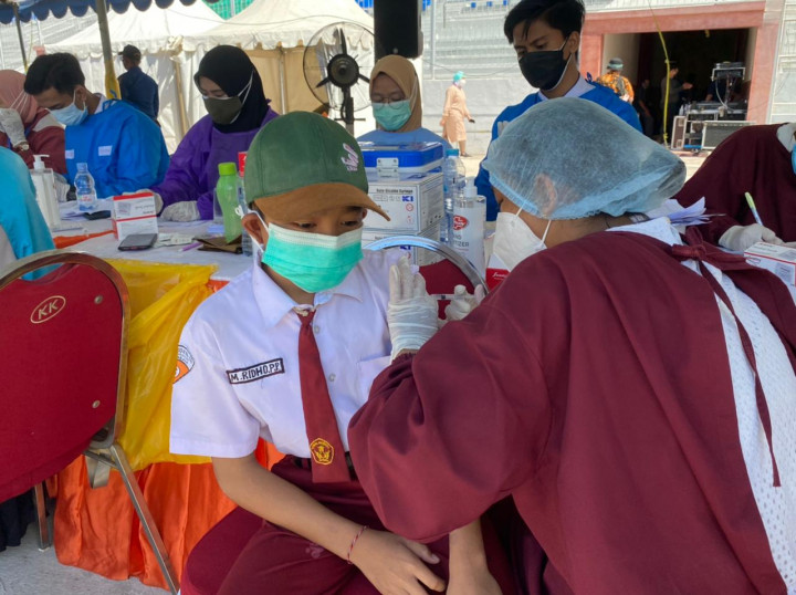 14 Ribu Siswa SD/SMP Surabaya Vaksinasi Massal Covid-19