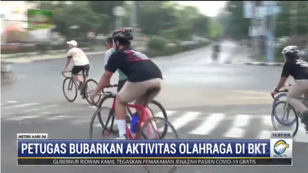 Warga yang Berolahraga di Kanal Banjir Timur Saat PPKM Darurat Dibubarkan