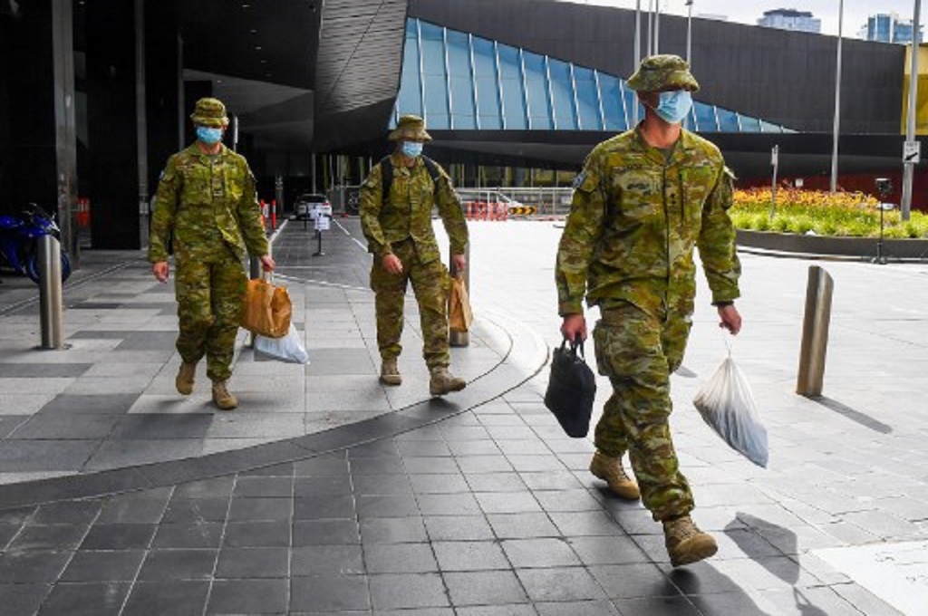 Sekelompok prajurit Australia yang pulang dari misi luar negeri meninggalkan hotel karantina di Melbourne, 7 Desember 2020. (William WEST / AFP)