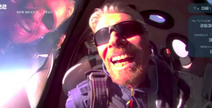 Miliuner Inggris Terbang ke Tepi Luar Angkasa dengan Roket Penumpang Sipil