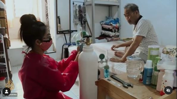 Jurnalis Metro TV, Minanty Rochantha saat merawat sang ayah. Foto: Tangkapan layar Al-Jazeera