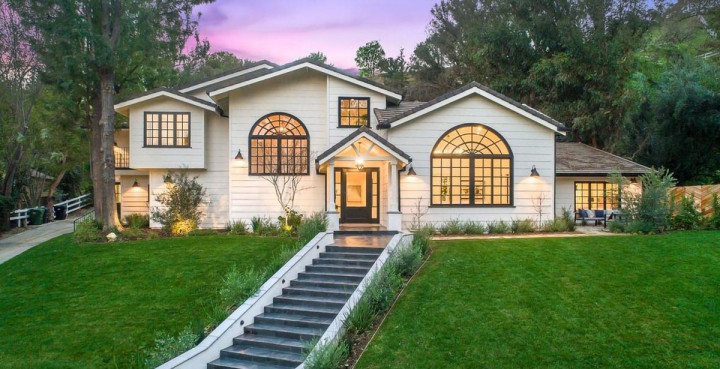 Punya Bioskop, Intip Rumah Miley Cyrus yang Dijual Rp104 Miliar