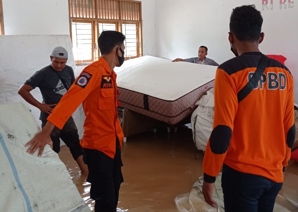 Tim BPBD Kabupaten Batu Bara bersama warga melakukan upaya penanganan darurat bencana banjir di wilayah Kabupaten Batu Bara, Sumatera Utara, Senin (12/7). Dok. BNPB