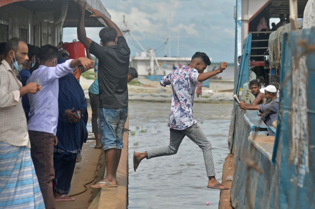 Bangladesh Longgarkan Lockdown, Warga Mulai Mudik Idul Adha