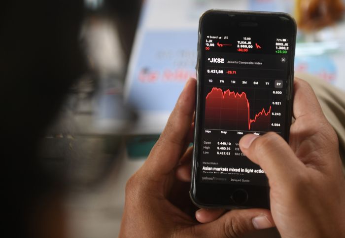 Ilustrasi investor tengah mengamati pergerakan IHSG lewat gawainya - - Foto: dok Antara