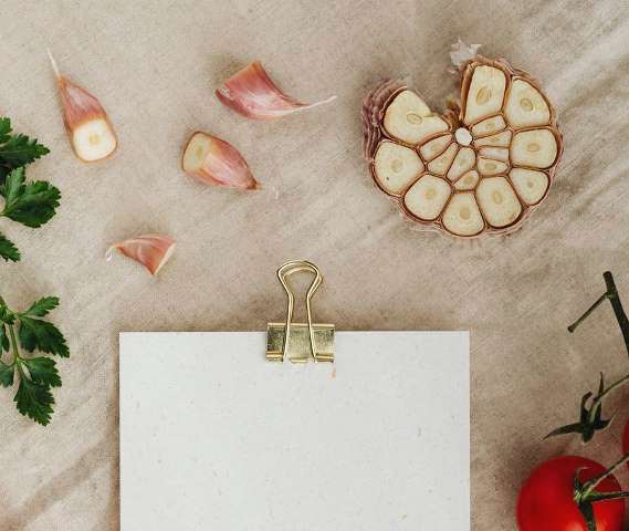 Sedang viral di TikTok memasukkan bawang putih ke lubang hidung. Ahli bilang jangan lakukan hal tersebut. (Foto: Ilustrasi/Pexels.com)