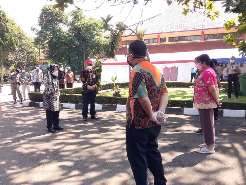 Mensos Tri Rismaharini, memarahi pegawai Wyata Guna Bandung. (Dok. Medcom)