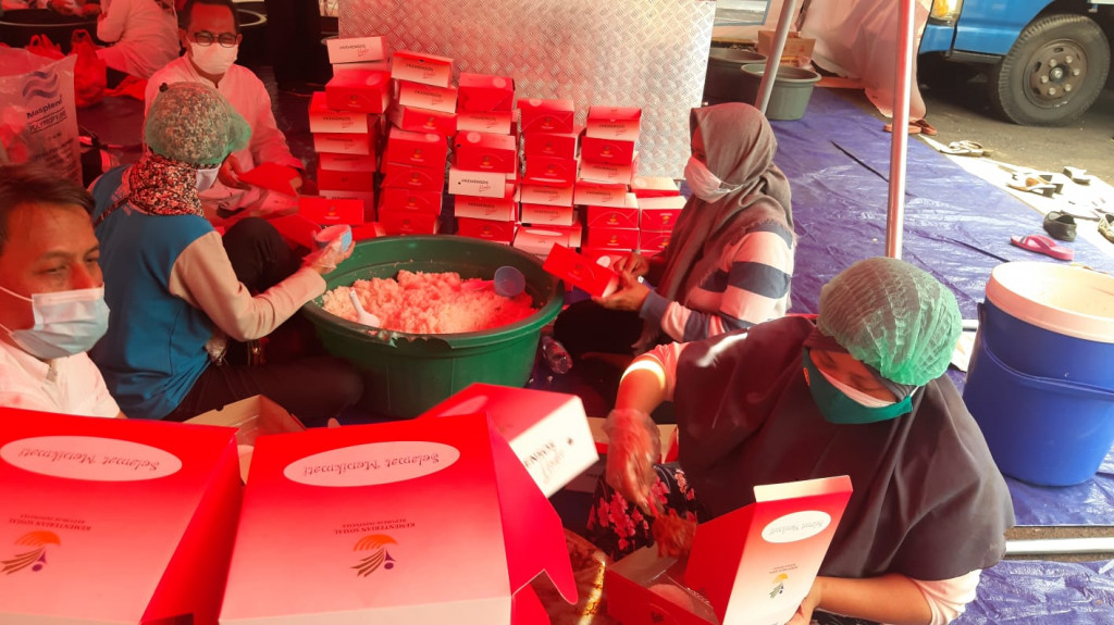 Suasana dapur umum di Balai Wyata Guna, Kota Bandung. Medcom.id/Roni K