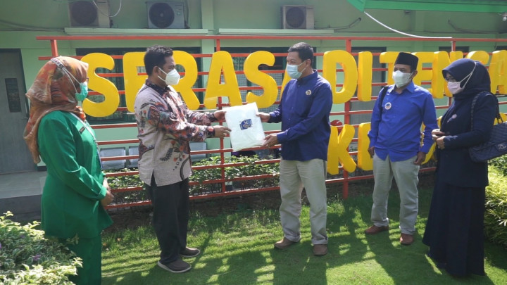 NasDem Mojokerto Donasikan APD ke RSI Sakinah