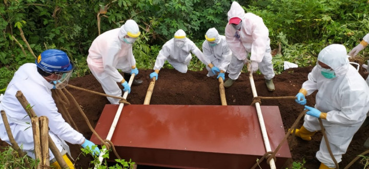 Petugas Pemakaman di Situbondo Kewalahan