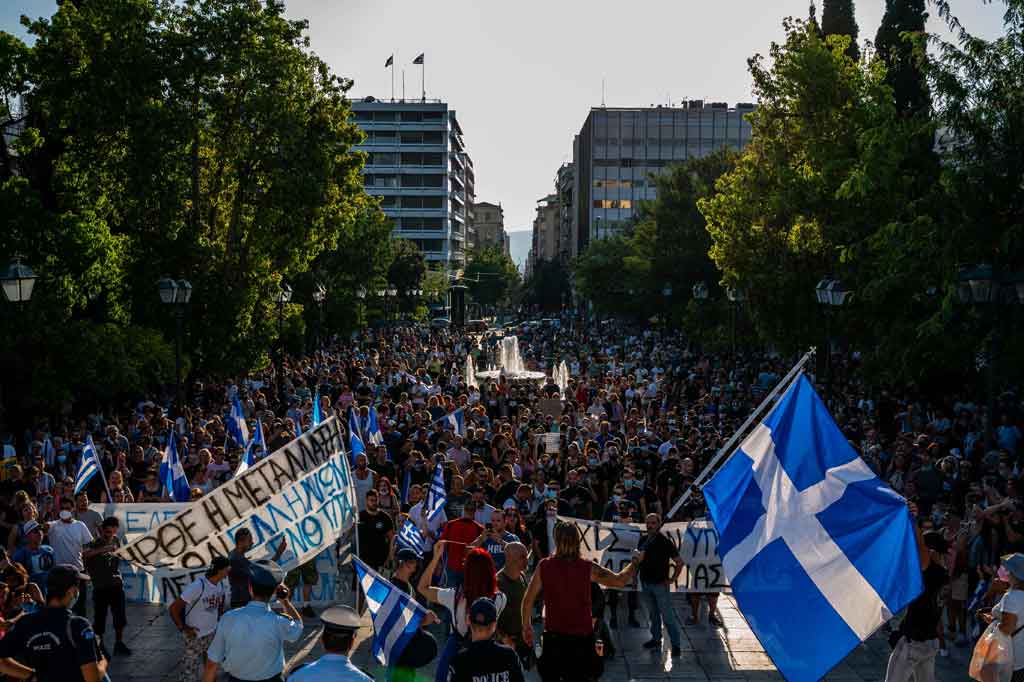 Potret Ribuan Orang Unjuk Rasa di Athena Menentang Vaksinasi Korona