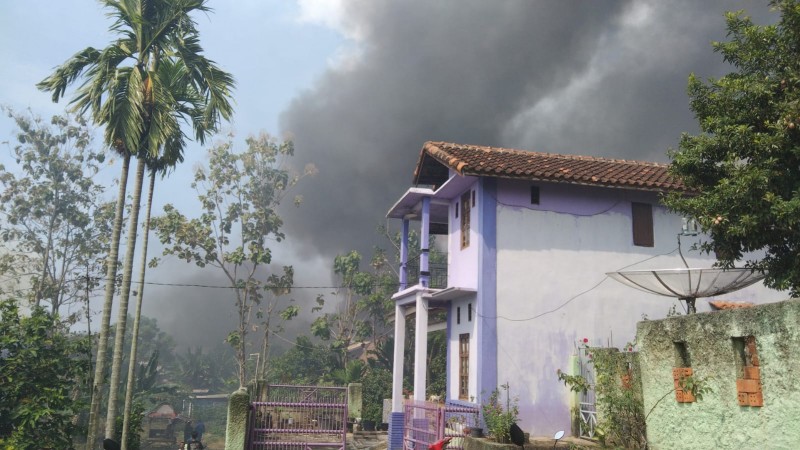 Tangki penimbunan solar meledak di salah satu rumah warga di Bandar Lampung, sekitar pukul 10.20 WIB, Kamis, 15 Juli 2021. Lampost.co/Atika