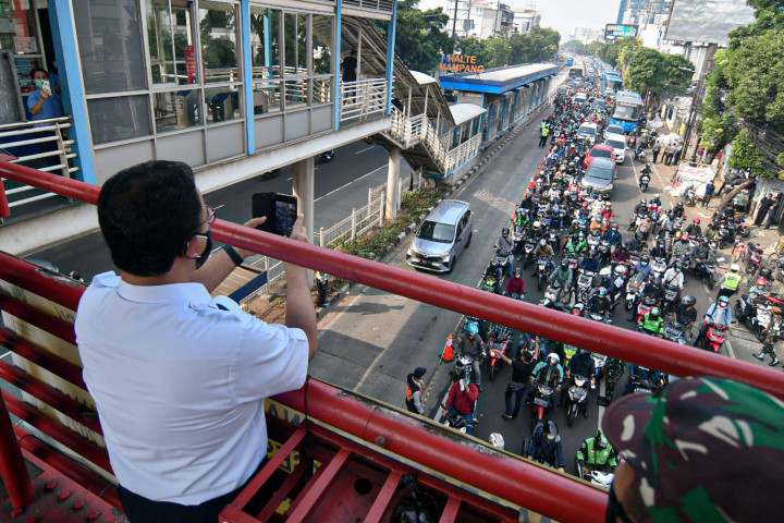 Anies Tinjau Penyekatan di Mampang Prapatan, Kemacetan Masih Mengular