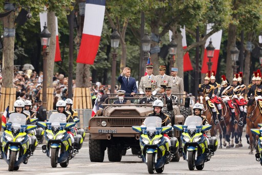 Presiden Prancis Emmanuel Macron dalam parade Hari Bastille di Paris. Foto: AFP