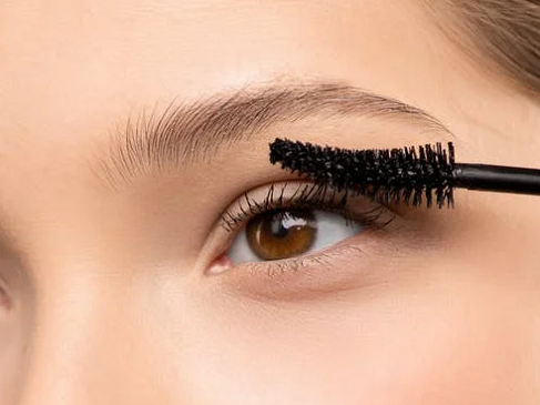Cara terbaik menggulung bulu mata tanpa menggunakan penjepit yaitu menggunakan mascara lash-curling. (Foto: Ilustrasi. Dok. Pexels.com)