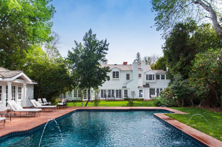  Kelly Clarkson Beli Rumah Baru, Ada Lapangan Tenis hingga Wisma