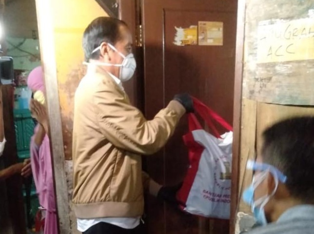 Malam-malam Jokowi Blusukan Bagikan Sembako ke Warga