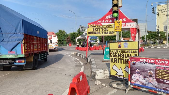 Situasi hari pertama penutupan tol dan jalur Pantura di Simpang Pos Polisi Brebes Timur. MI/Supardji Rasban