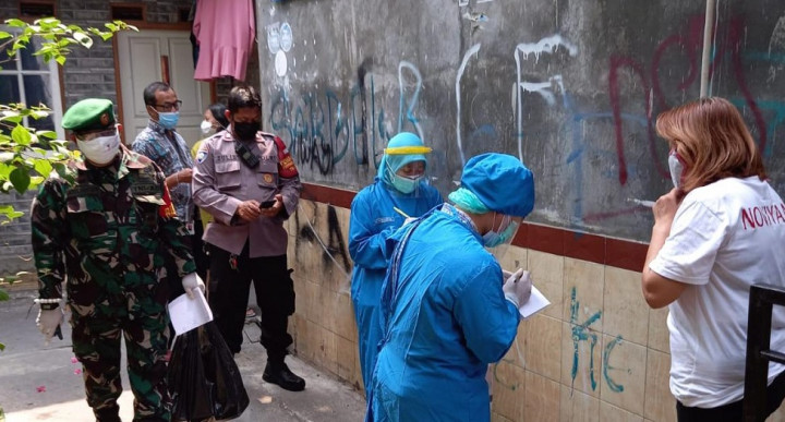 Warga RW 01 Sunter Agung Terima Paket Obat untuk Isoman dari Pemerintah