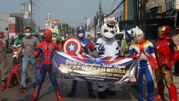 Menghibur, <i>Iron Man</i> dan <i>Captain America</i> Bagi-bagi Nasi Bungkus di Titik Penyekatan Bekasi