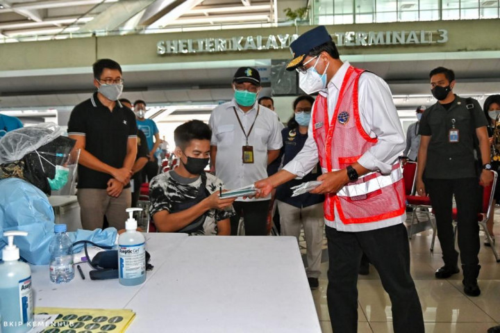 Cek Bandara Soetta, Menhub Pastikan Layanan Kargo dan Vaksinasi Lancar