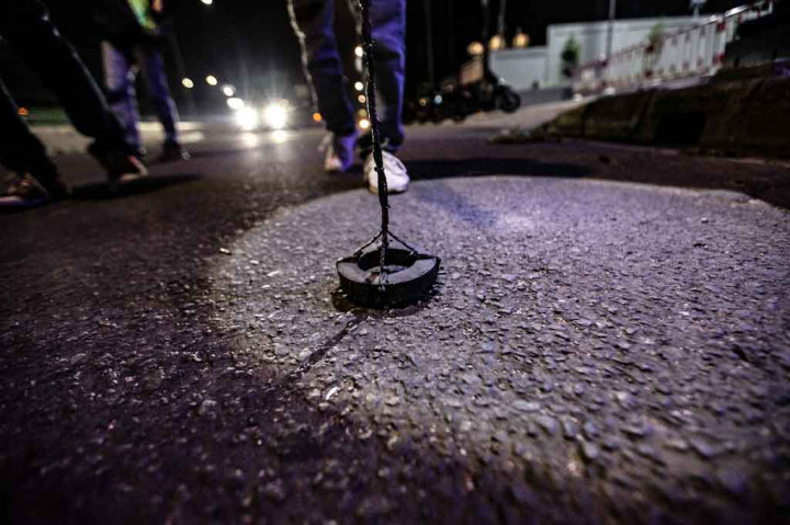 Potret Relawan Sapu Ranjau Paku di Jalan Gatot Subroto