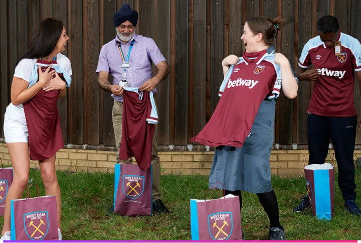 Jersey Anyar West Ham Diluncurkan Pekerja Medis