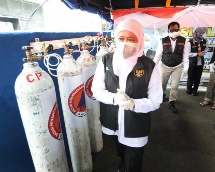 Khofifah Resmikan Pengisian Ulang Tabung Oksigen di Surabaya