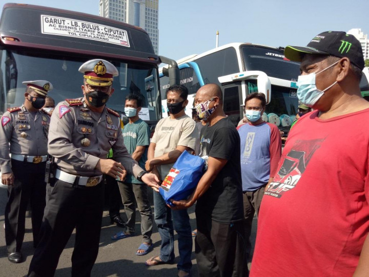 36 Sopir Bus Antarkota Pelanggar PPKM Darurat Dapat Sembako