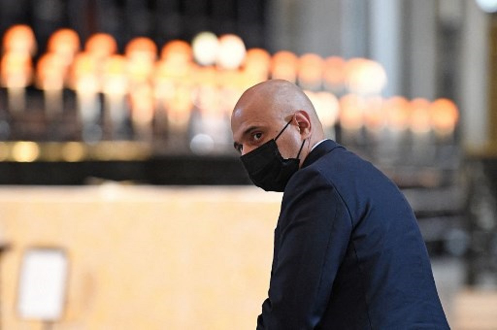 Menteri Kesehatan Inggris Sajid Javid memakai masker di London, 5 Juli 2021. (Stefan Rousseau / POOL / AFP)