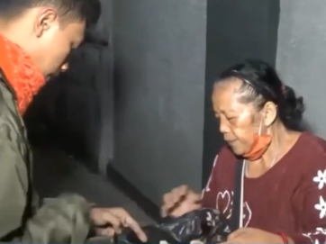 Pembatasan Jam Operasional Usaha saat PPKM Darurat tak jarang membuat omzet pedagang kaki lima (PKL) turun drastis. 