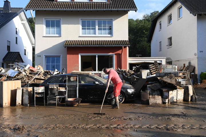Foto: Jerman Mulai Bersihkan Berbenah Pascabanjir Bandang