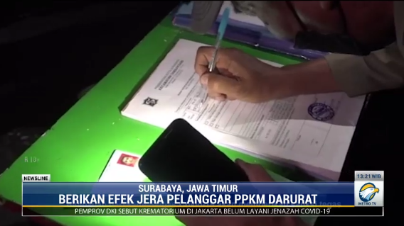 Pelanggar PPKM Darurat di Surabaya Diajak 'Tur' Makam Covid-19