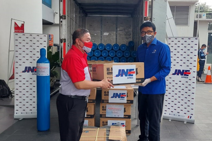 Media Group Salurkan 370 Tabung Oksigen dan Bantuan APD ke Sejumlah RS di Jawa