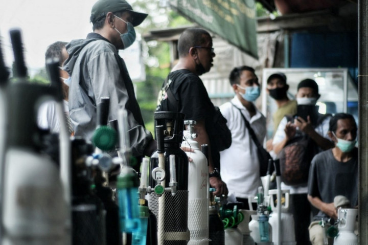 Ratusan Orang Ajukan Pengisian Tabung Oksigen Gratis di Dishub Jatim