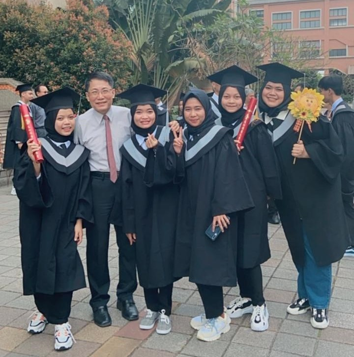 Viral <i>TikTok</i>, Dian Lulus di Meiho University Setelah Sempat <i>Dinyinyirin</i> Tetangga