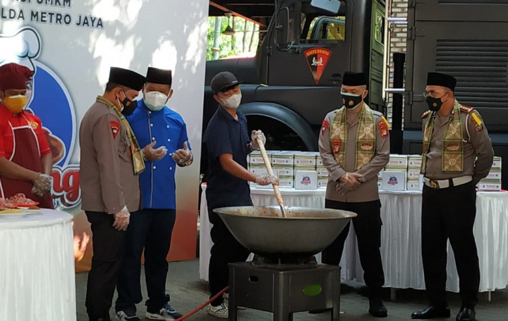 10 Ribu Paket Rendang Didistribusikan ke Masyarakat Kurang Mampu dan Pasien Isoman