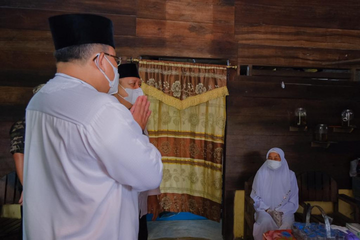 Bupati Muba Antarkan Langsung Daging Kurban ke Warga Isoman