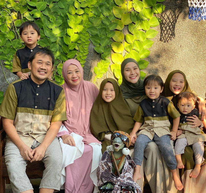 Zaskia Adya Mecca Kumpul Keluarga Virtual saat Iduladha, Tetap Seru!