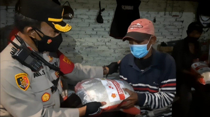Polri Salurkan 475.420 Paket Sembako Selama PPKM Darurat