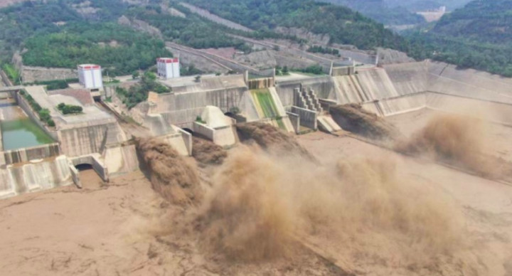 Dihantam Badai, Tentara Tiongkok Peringatkan Ancaman Bendungan Roboh
